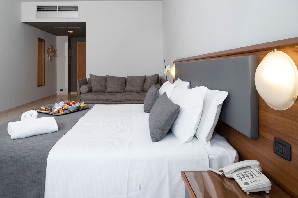 Camera della residenza con letto, divano e scrivania
